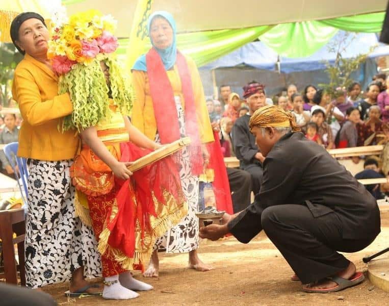 Tari Seblang, 1. Tari Remo, 2. Tari Seblang, 3. Tari Gandrung, 4. Seni Bantengan, 5. Tari Muang Sangkal, 6. Tari Reog, 7. Tari Beskalan Putri, 8. Seni Jaranan, 9. Tari Giplang, 10. Tari Pecut