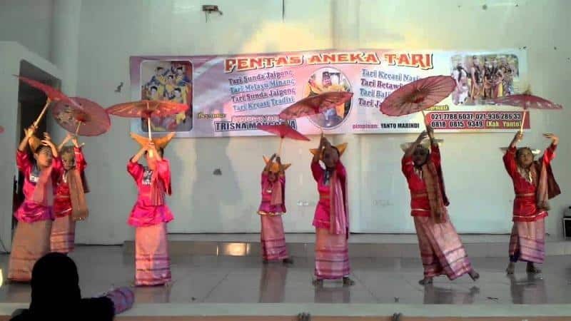 Tari Payung, 1. Tari Piring, 2. Tari Pasambahan, 3. Tari Indang Badindin , 4. Tari Rantak , 5. Tari Galombang, 6. Tari Alang Babega, 7. Tarian Randai, 8. Tari Tempurung, 9. Tari Lilin, 10. Tari Payung