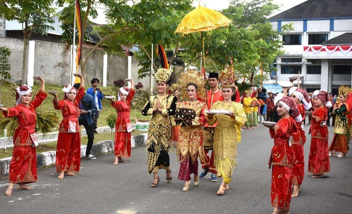 Tari Pasambahan, 1. Tari Piring, 2. Tari Pasambahan, 3. Tari Indang Badindin , 4. Tari Rantak , 5. Tari Galombang, 6. Tari Alang Babega, 7. Tarian Randai, 8. Tari Tempurung, 9. Tari Lilin, 10. Tari Payung
