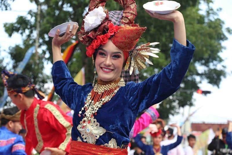 Tari Piring, 1. Tari Piring, 2. Tari Pasambahan, 3. Tari Indang Badindin , 4. Tari Rantak , 5. Tari Galombang, 6. Tari Alang Babega, 7. Tarian Randai, 8. Tari Tempurung, 9. Tari Lilin, 10. Tari Payung