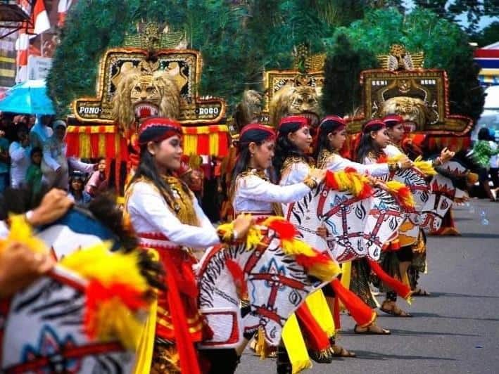 Tari Reog, 1. Tari Remo, 2. Tari Seblang, 3. Tari Gandrung, 4. Seni Bantengan, 5. Tari Muang Sangkal, 6. Tari Reog, 7. Tari Beskalan Putri, 8. Seni Jaranan, 9. Tari Giplang, 10. Tari Pecut
