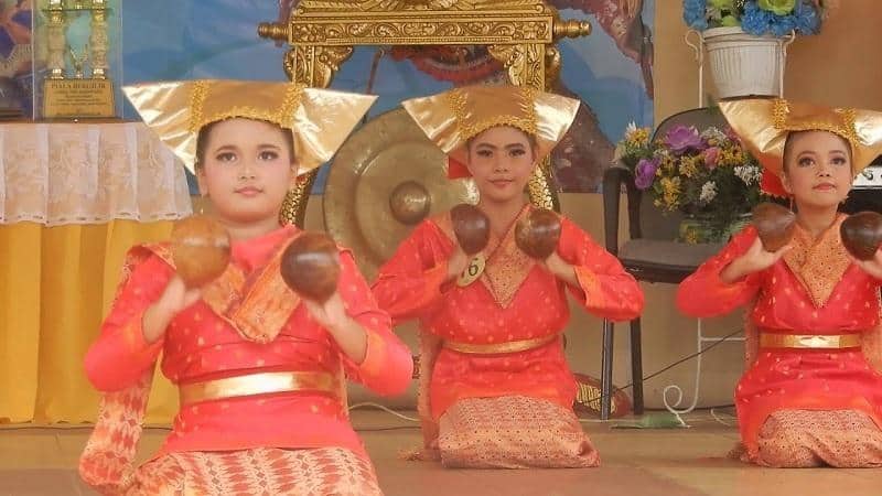 Tari Tempurung, 1. Tari Piring, 2. Tari Pasambahan, 3. Tari Indang Badindin , 4. Tari Rantak , 5. Tari Galombang, 6. Tari Alang Babega, 7. Tarian Randai, 8. Tari Tempurung, 9. Tari Lilin, 10. Tari Payung