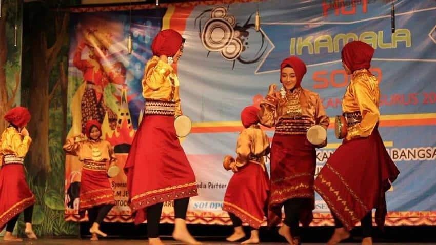 Tarian Bedana, 1. Tarian Sigeh Pengunten, 2. Tarian Cangget, 3. Tarian Bedana, 4. Tarian Melinting, 5. Tarian Tupping, 6. Tarian Halibambang, 7. Tarian Piring Dua Belas, 8. Tarian Bedaya Tulang Bawang , 9. Tarian Nyambai