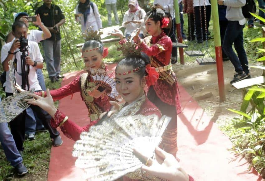 Tarian Halibambang, 1. Tarian Sigeh Pengunten, 2. Tarian Cangget, 3. Tarian Bedana, 4. Tarian Melinting, 5. Tarian Tupping, 6. Tarian Halibambang, 7. Tarian Piring Dua Belas, 8. Tarian Bedaya Tulang Bawang , 9. Tarian Nyambai