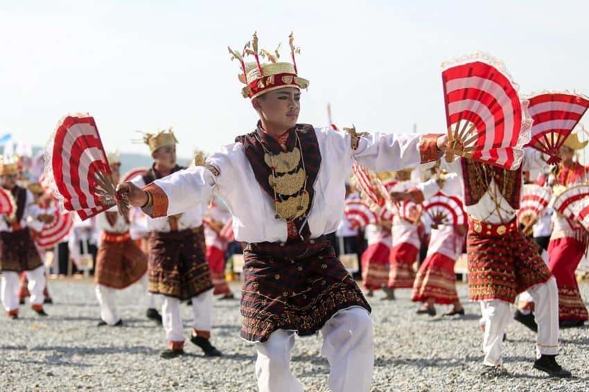 Tarian Melinting, 1. Tarian Sigeh Pengunten, 2. Tarian Cangget, 3. Tarian Bedana, 4. Tarian Melinting, 5. Tarian Tupping, 6. Tarian Halibambang, 7. Tarian Piring Dua Belas, 8. Tarian Bedaya Tulang Bawang , 9. Tarian Nyambai