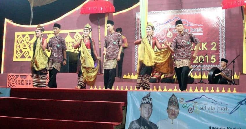 Tarian Nyambai, 1. Tarian Sigeh Pengunten, 2. Tarian Cangget, 3. Tarian Bedana, 4. Tarian Melinting, 5. Tarian Tupping, 6. Tarian Halibambang, 7. Tarian Piring Dua Belas, 8. Tarian Bedaya Tulang Bawang , 9. Tarian Nyambai