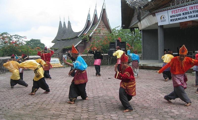 Tarian Randai, 1. Tari Piring, 2. Tari Pasambahan, 3. Tari Indang Badindin , 4. Tari Rantak , 5. Tari Galombang, 6. Tari Alang Babega, 7. Tarian Randai, 8. Tari Tempurung, 9. Tari Lilin, 10. Tari Payung