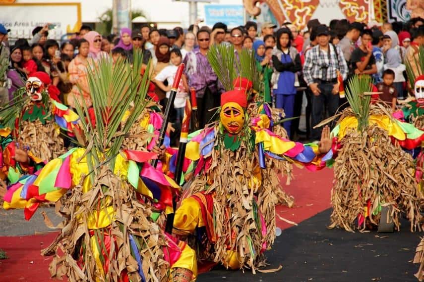 Tarian Tupping, 1. Tarian Sigeh Pengunten, 2. Tarian Cangget, 3. Tarian Bedana, 4. Tarian Melinting, 5. Tarian Tupping, 6. Tarian Halibambang, 7. Tarian Piring Dua Belas, 8. Tarian Bedaya Tulang Bawang , 9. Tarian Nyambai