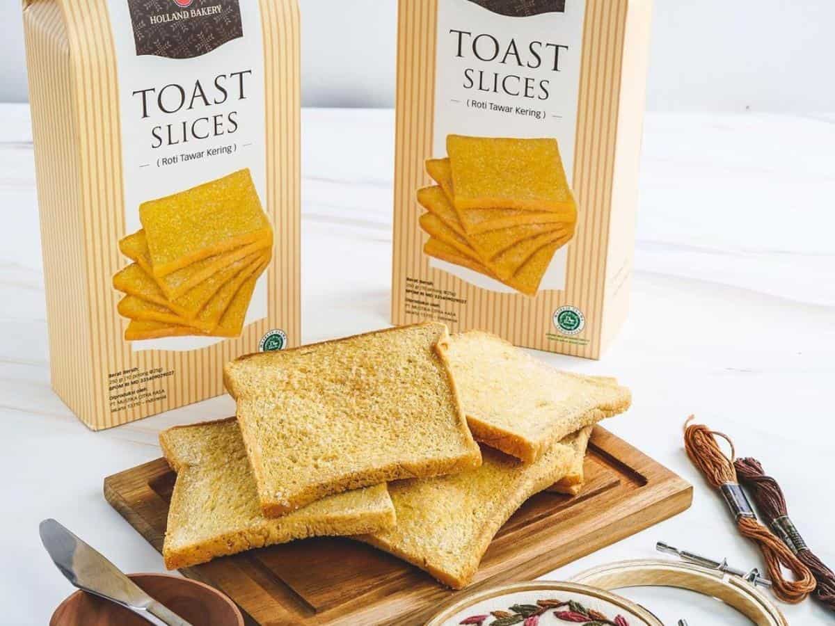 toast slice, 1. Danish Coklat Belepotan, 2. Lapis Legit, 3. Lemon Cake, 4. Nastar Jambu, 5. Brownies Keju Kering, 6. Roti Bakso Sapi, 7. Donut Nut John, 8. Toast Slice, 9. Roti Lady Finger Beef, 10. Roti Abon Sapi Pedas, 11. Japanese Cheesecake, 12. Soes Marmer, 13. Pudding Coffee Raisin, 14. Lemper Ayam, 15. Muffin