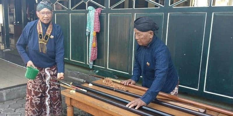 Tombak atau Waos, 1. Keris, 2. Patrem, 3. Tombak atau Waos, 4. Wedhung, 5. Candrasa, 6. Plintheng, 7. Tulup, 8. Canggah , 9. Bandhil , 10. Tameng