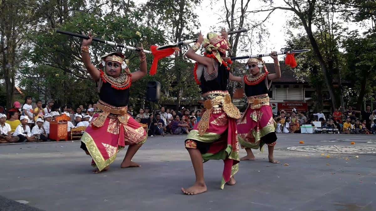 Tombak, 1. Keris Tayuhan, 2. Trisula , 3. Penampad, 4. Wedhung, 5. Kandik, 6. Pisau Tiuk , 7. Blakas, 9. Caluk, 10. Tombak