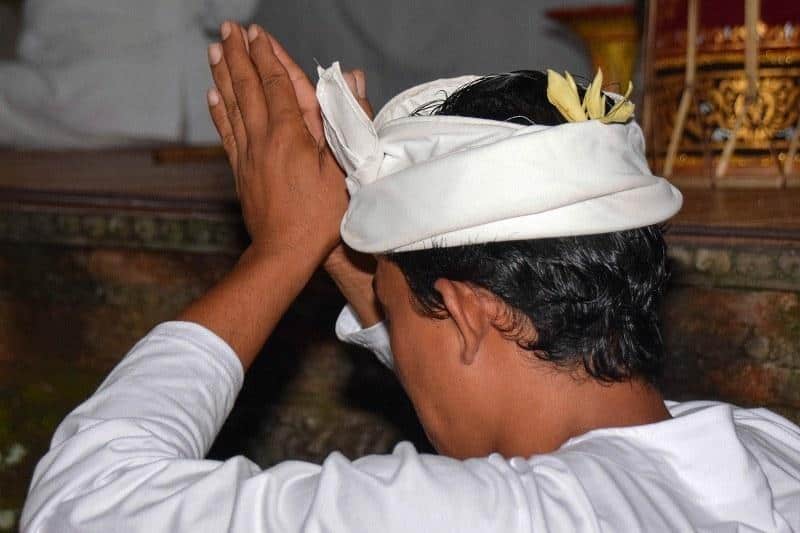 Udheng (Ikat Kepala), Makna di Balik Pakaian Adat Bali, Jenis-Jenis Pakaian Adat Bali, Pakaian Adat Bali, Pakaian Adat Bali Laki-Laki dan Aksesoris, Pakaian Adat Bali Bagi Perempuan dan Aksesorisnya