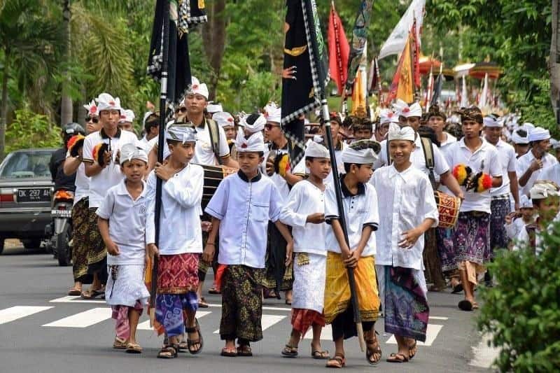 Umpal (Selendang), Makna di Balik Pakaian Adat Bali, Jenis-Jenis Pakaian Adat Bali, Pakaian Adat Bali, Pakaian Adat Bali Laki-Laki dan Aksesoris, Pakaian Adat Bali Bagi Perempuan dan Aksesorisnya