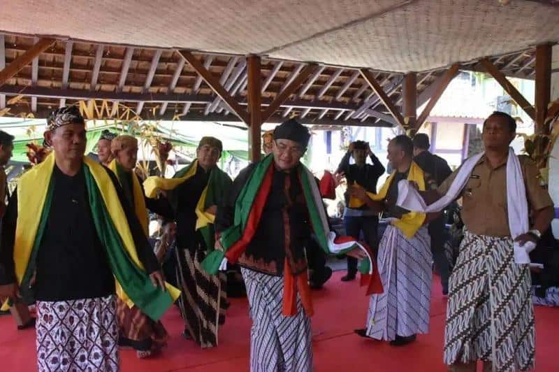 Upacara Adat Ngalaksa, 1. Upacara Adat Ngalaksa, 2. Upacara Hajat Sasih Kampung Naga, 3. Upacara ke Makam Karomah, 4. Upacara Bubur Syura (Syuro), 5. Upacara Ngirab atau Rebo Wekasan, 6. Upacara Ngalungsur Pusaka, 7. Upacara Seren Tahun, 8. Upacara Mapag Sri, 9. Upacara Nadran, 10. Upacara Labuh Saji