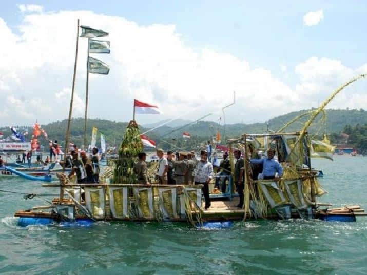 Upacara Labuh Saji, 1. Upacara Adat Ngalaksa, 2. Upacara Hajat Sasih Kampung Naga, 3. Upacara ke Makam Karomah, 4. Upacara Bubur Syura (Syuro), 5. Upacara Ngirab atau Rebo Wekasan, 6. Upacara Ngalungsur Pusaka, 7. Upacara Seren Tahun, 8. Upacara Mapag Sri, 9. Upacara Nadran, 10. Upacara Labuh Saji