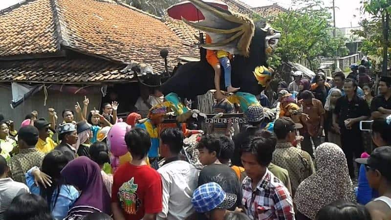 Upacara Mapag Sri, 1. Upacara Adat Ngalaksa, 2. Upacara Hajat Sasih Kampung Naga, 3. Upacara ke Makam Karomah, 4. Upacara Bubur Syura (Syuro), 5. Upacara Ngirab atau Rebo Wekasan, 6. Upacara Ngalungsur Pusaka, 7. Upacara Seren Tahun, 8. Upacara Mapag Sri, 9. Upacara Nadran, 10. Upacara Labuh Saji