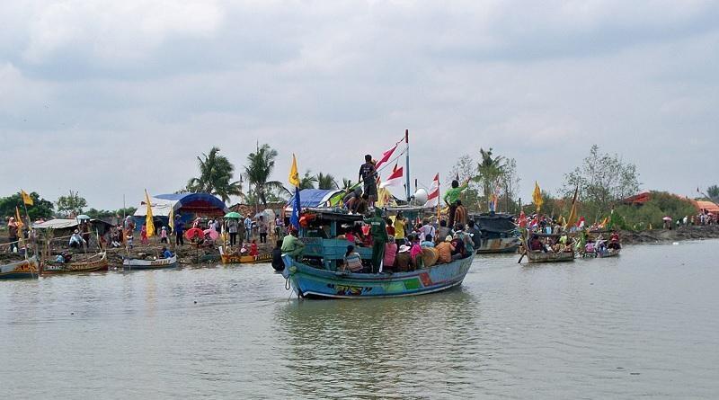 Upacara Nadran, 1. Upacara Adat Ngalaksa, 2. Upacara Hajat Sasih Kampung Naga, 3. Upacara ke Makam Karomah, 4. Upacara Bubur Syura (Syuro), 5. Upacara Ngirab atau Rebo Wekasan, 6. Upacara Ngalungsur Pusaka, 7. Upacara Seren Tahun, 8. Upacara Mapag Sri, 9. Upacara Nadran, 10. Upacara Labuh Saji