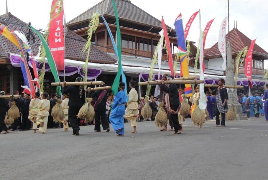 Upacara Seren Tahun, 1. Upacara Adat Ngalaksa, 2. Upacara Hajat Sasih Kampung Naga, 3. Upacara ke Makam Karomah, 4. Upacara Bubur Syura (Syuro), 5. Upacara Ngirab atau Rebo Wekasan, 6. Upacara Ngalungsur Pusaka, 7. Upacara Seren Tahun, 8. Upacara Mapag Sri, 9. Upacara Nadran, 10. Upacara Labuh Saji