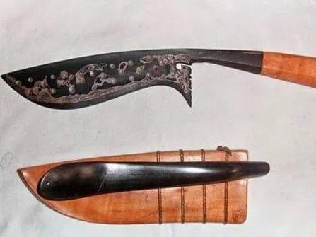 Wedhung, 1. Keris, 2. Plintheng, 3. Thulup, 4. Tombak Kyai Pleret, 5. Khudi, 6. Wedhung, 7. Condroso