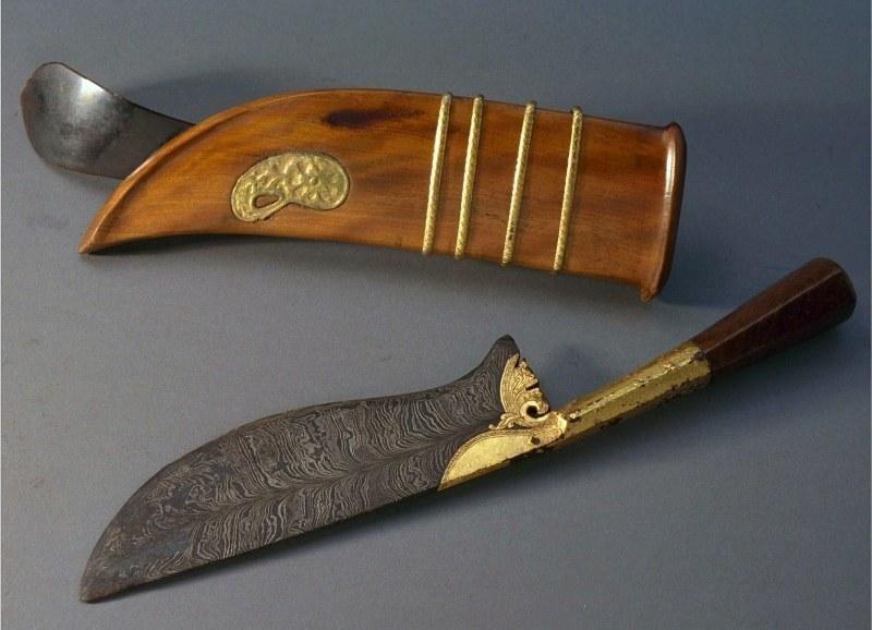 Wedhung, 1. Keris, 2. Patrem, 3. Tombak atau Waos, 4. Wedhung, 5. Candrasa, 6. Plintheng, 7. Tulup, 8. Canggah , 9. Bandhil , 10. Tameng