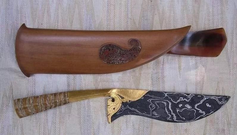Wedhung, 1. Keris Tayuhan, 2. Trisula , 3. Penampad, 4. Wedhung, 5. Kandik, 6. Pisau Tiuk , 7. Blakas, 9. Caluk, 10. Tombak