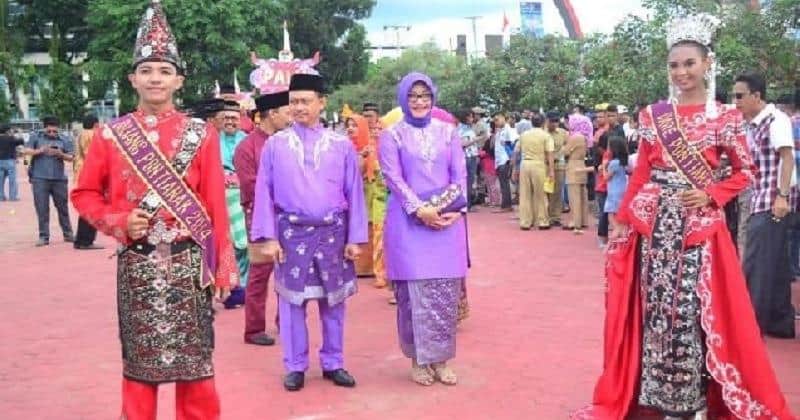 baju adat kalimantan barat buang kureng