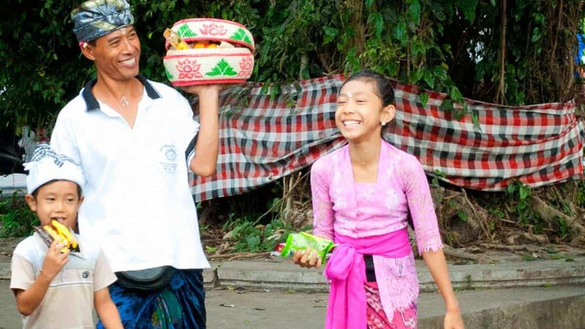 Mudah Akrab, 1. Mudah Akrab, 2. Tradisi Mesaiban, 3. Sopan Santun, 4. Membungkus Pohon dengan Kain Poleng, 5. Tradisi Ngejot, 6. Pandai Berbahasa Inggris , 7. Menyiapkan Kamar untuk Tamu, 8. Memanggil dengan Sebutan “Bli”, 9. Melasti, 10. Nyepi Adat