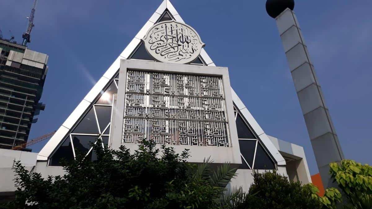 Masjid Jami Darussalam, Jakarta Pusat, 1. Masjid Istiqlal, Jakarta, 2. Masjid Al-Irsyad, Padalarang, Bandung Barat, 3. Masjid Al-Safar, Cipularang, 4. Masjid 99 Kubah, Makassar, 5. Masjid Agung Jawa Tengah, Semarang, 6. Masjid Agung Madani, Riau, 7. Masjid Raya Al-Azhar, Summarecon, Bekasi, 8. Masjid Jami Darussalam, Jakarta Pusat, 9. Masjid Raya Asmaul Husna, Gading Serpong, Tangerang, 10. Masjid Terapung Al Jabbar, Bandung