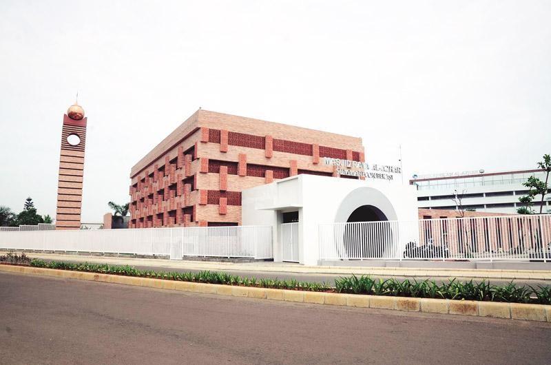 Masjid Raya Al-Azhar, Summarecon, Bekasi, 1. Masjid Istiqlal, Jakarta, 2. Masjid Al-Irsyad, Padalarang, Bandung Barat, 3. Masjid Al-Safar, Cipularang, 4. Masjid 99 Kubah, Makassar, 5. Masjid Agung Jawa Tengah, Semarang, 6. Masjid Agung Madani, Riau, 7. Masjid Raya Al-Azhar, Summarecon, Bekasi, 8. Masjid Jami Darussalam, Jakarta Pusat, 9. Masjid Raya Asmaul Husna, Gading Serpong, Tangerang, 10. Masjid Terapung Al Jabbar, Bandung