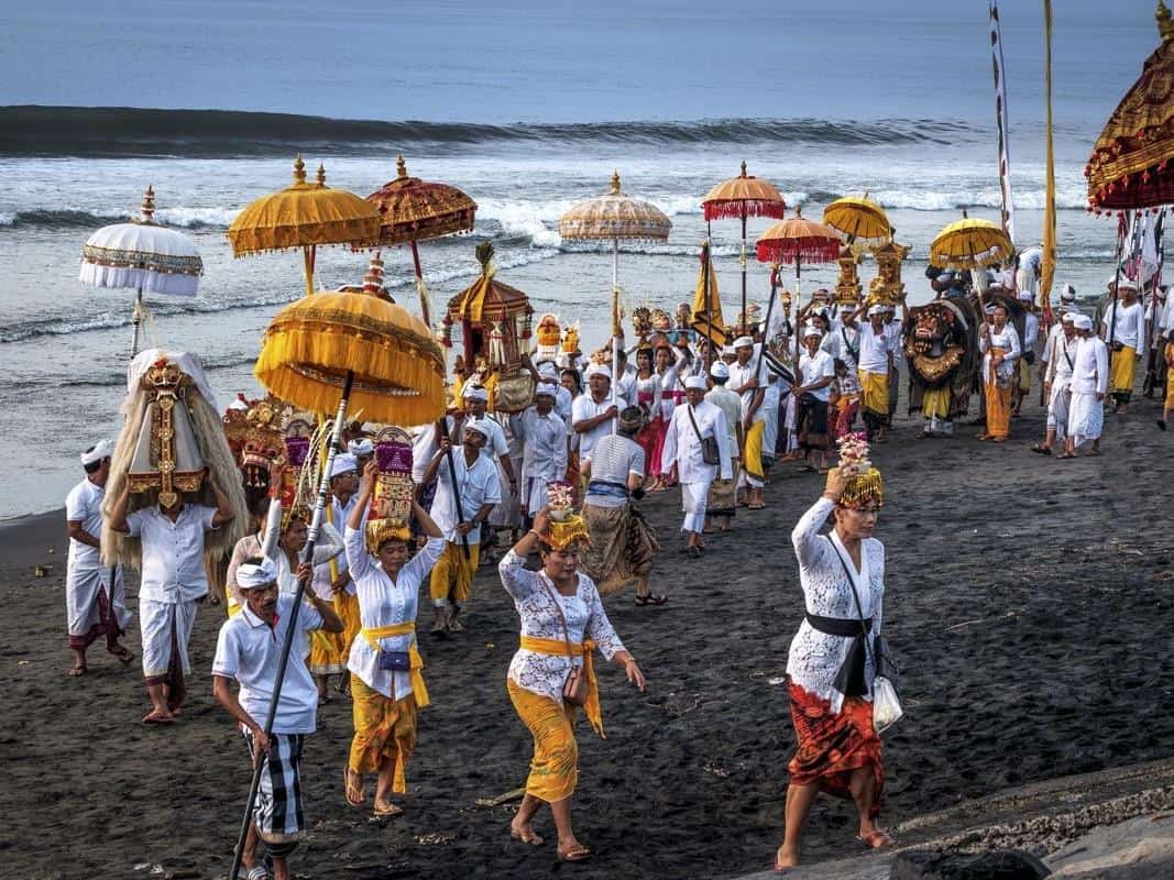 Melasti, 1. Mudah Akrab, 2. Tradisi Mesaiban, 3. Sopan Santun, 4. Membungkus Pohon dengan Kain Poleng, 5. Tradisi Ngejot, 6. Pandai Berbahasa Inggris , 7. Menyiapkan Kamar untuk Tamu, 8. Memanggil dengan Sebutan “Bli”, 9. Melasti, 10. Nyepi Adat