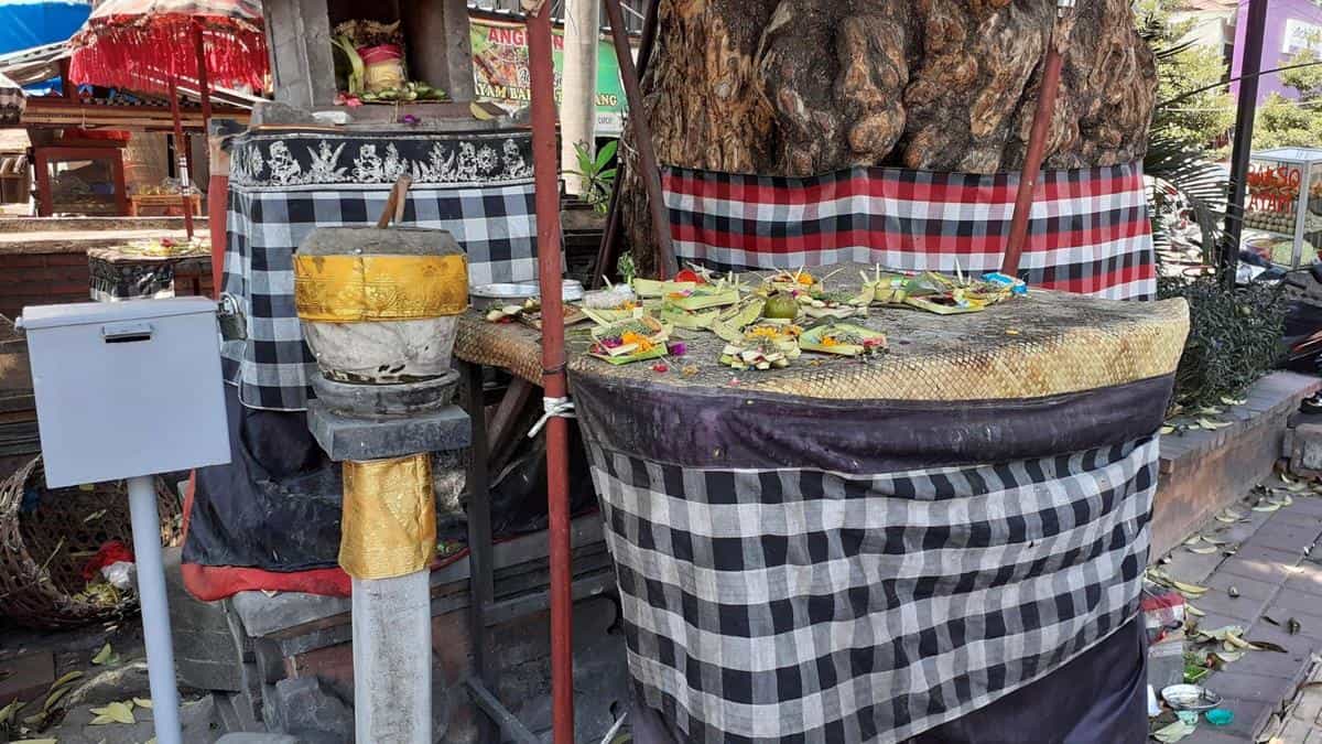 Membungkus Pohon dengan Kain Poleng, 1. Mudah Akrab, 2. Tradisi Mesaiban, 3. Sopan Santun, 4. Membungkus Pohon dengan Kain Poleng, 5. Tradisi Ngejot, 6. Pandai Berbahasa Inggris , 7. Menyiapkan Kamar untuk Tamu, 8. Memanggil dengan Sebutan “Bli”, 9. Melasti, 10. Nyepi Adat