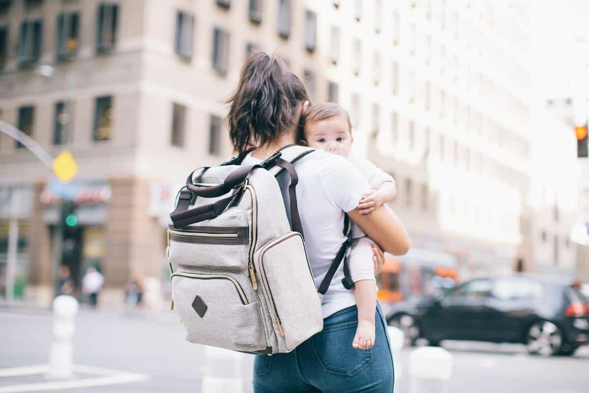 Menyiapkan Tas Khusus, 1. Membuat Daftar Barang Bawaan Anak, 2. Sediakan Ruang Gerak untuk Anak , 3. Sediakan Makanan Ringan yang Cukup, 4. Persiapkan Mainan Favorit dan Hiburan Lainnya, 5. Sesuaikan Waktu Perjalanan dengan Jam Tidur Anak , 6. Menyiapkan Tas Khusus, 7. Sediakan P3K Lengkap dan Antisipasi Mudik Perjalanan, 8. Catat Titik-Titik Perhentian atau Rest Area, 9. Utamakan Keselamatan, 10. Berikan Pengertian pada Anak