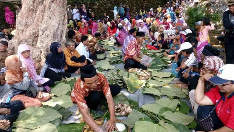 Nyadran, 1. Padusan, 2. Kenduren, 3. Kebo-Keboan, 4. Larung Sesaji, 5. Selikuran, 6. Siraman, 7. Popokan, 8. Nyadran, 9. Ruwatan, 10. Tedak Siten, 11. Sekaten, 12. Wetonan