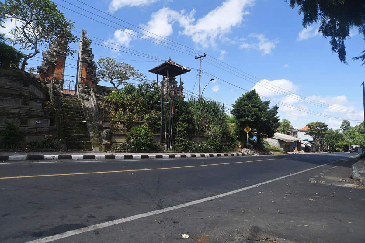 Nyepi Adat, 1. Mudah Akrab, 2. Tradisi Mesaiban, 3. Sopan Santun, 4. Membungkus Pohon dengan Kain Poleng, 5. Tradisi Ngejot, 6. Pandai Berbahasa Inggris , 7. Menyiapkan Kamar untuk Tamu, 8. Memanggil dengan Sebutan “Bli”, 9. Melasti, 10. Nyepi Adat