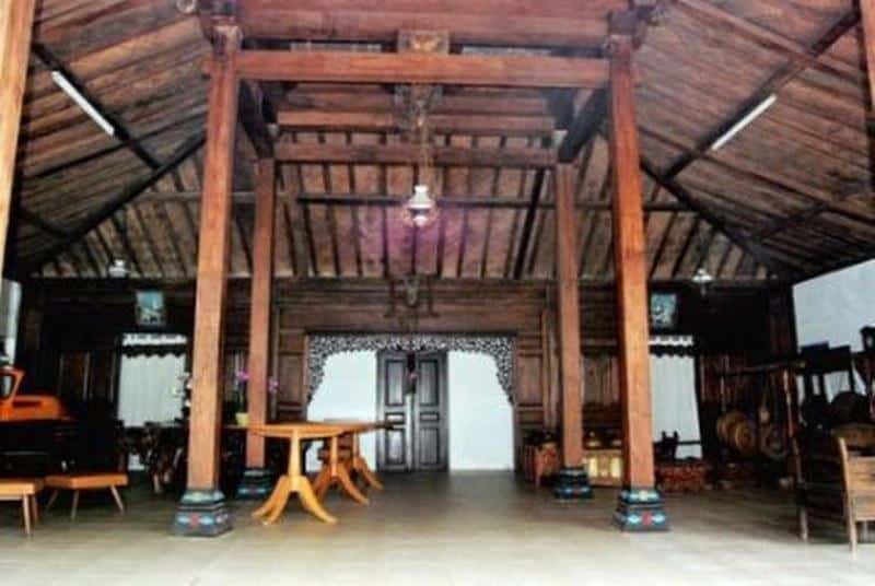 Omah Njero, 1. Rumah Joglo, 2. Rumah Using, 3. Rumah Dhurung, 4. Rumah Suku Tengger , 5. Rumah Limasan Trajumas Lawakan Jawa Timur, 6. Rumah Limasan Lambang Sari