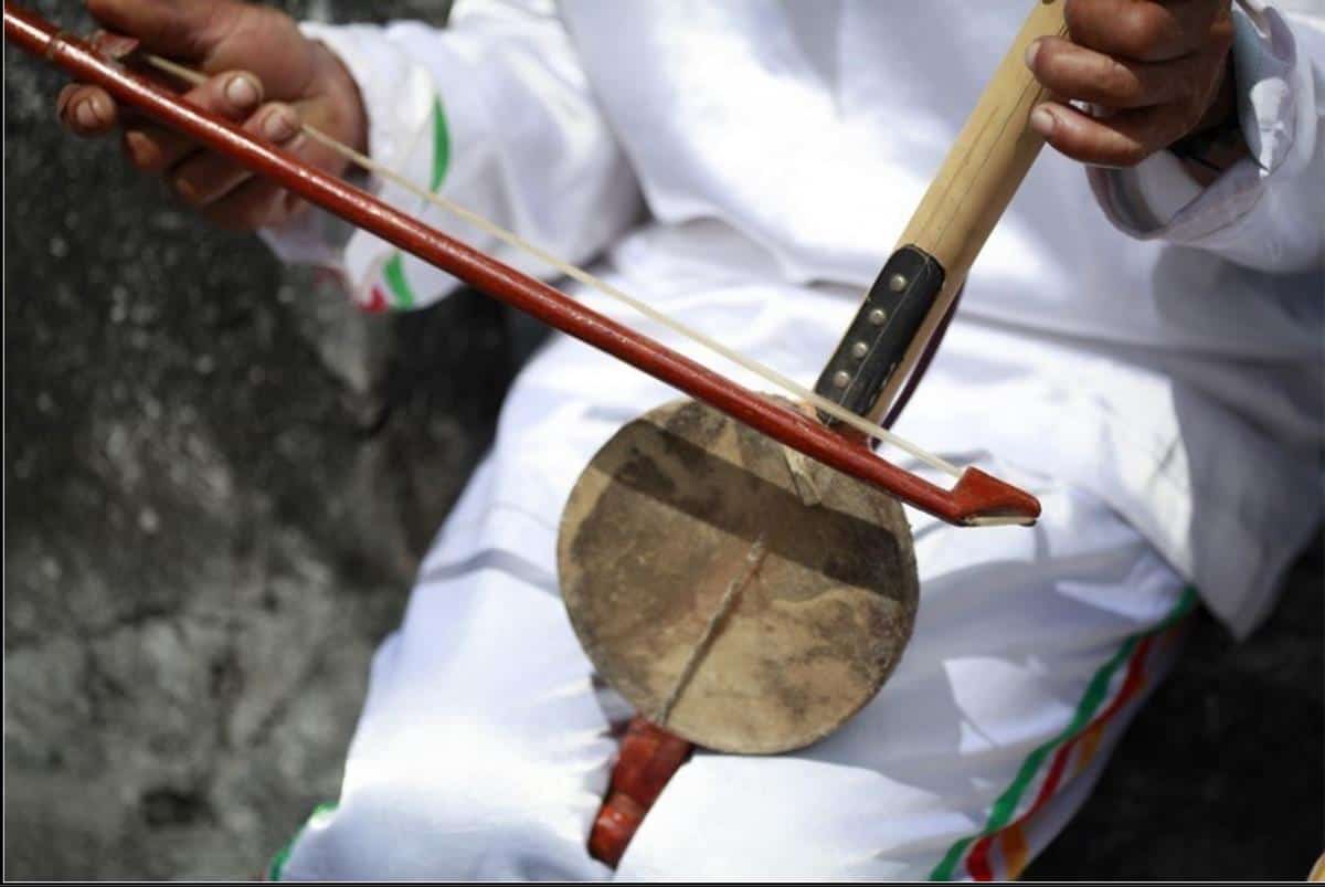 Arababu, 1. Hawaiian, 2. Rumba, 3. Gong Totobuang, 4. Arababu, 5. Jukulele, 6. Tahuri, 7. Bambu Hitada, 8. Leko Boko, 9. Tifa Totobuang, 10. Suling Melintang