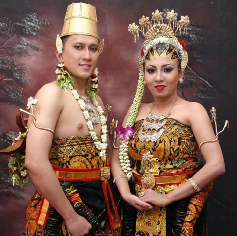 Basahan, 1. Jawi Jangkep, 2. Beskap, 3. Kebaya, 4. Kanigaran, 5. Surjan, 6. Basahan, 7. Jarik, 8. Stagen, 9. Batik, 10. Kain Tapih Pinjung