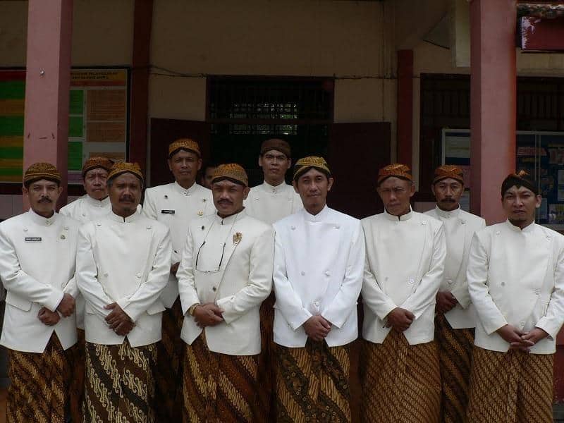 Beskap, 1. Jawi Jangkep, 2. Beskap, 3. Kebaya, 4. Kanigaran, 5. Surjan, 6. Basahan, 7. Jarik, 8. Stagen, 9. Batik, 10. Kain Tapih Pinjung