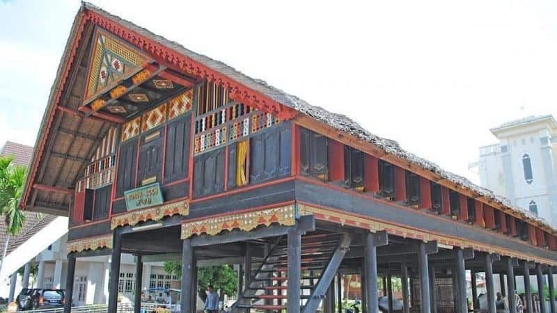 Dibangun Menggunakan Material Alami