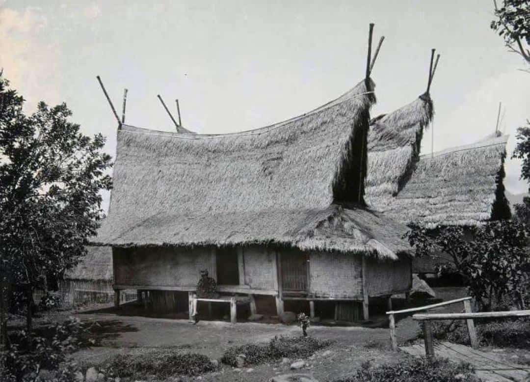 Imah Julang Ngapak, 1. Imah Badak Heuay, 2. Imah Togog Anjing, 3. Rumah Adat Jolopong, 4. Imah Julang Ngapak, 5. Rumah Adat Kasepuhan, 6. Imah Perahu Kumureb, 7. Imah Capit Gunting, 8. Saung Ranggon