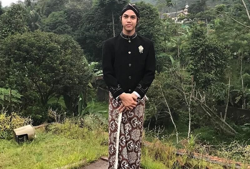 Jawi Jangkep, 1. Jawi Jangkep, 2. Beskap, 3. Kebaya, 4. Kanigaran, 5. Surjan, 6. Basahan, 7. Jarik, 8. Stagen, 9. Batik, 10. Kain Tapih Pinjung