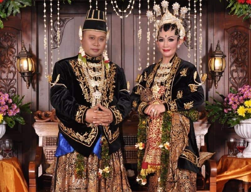 Kanigaran, 1. Jawi Jangkep, 2. Beskap, 3. Kebaya, 4. Kanigaran, 5. Surjan, 6. Basahan, 7. Jarik, 8. Stagen, 9. Batik, 10. Kain Tapih Pinjung