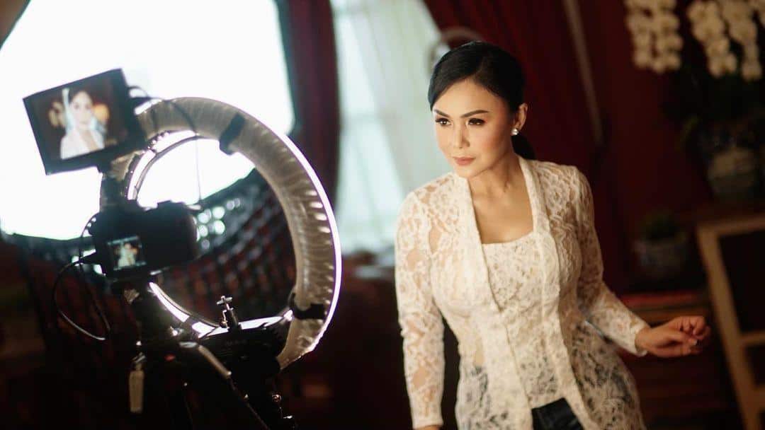 Kebaya, 1. Jawi Jangkep, 2. Beskap, 3. Kebaya, 4. Kanigaran, 5. Surjan, 6. Basahan, 7. Jarik, 8. Stagen, 9. Batik, 10. Kain Tapih Pinjung
