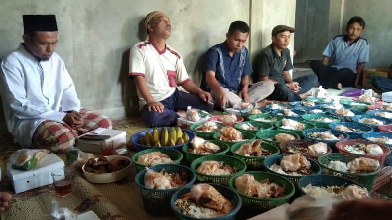 Kenduren, 1. Padusan, 2. Kenduren, 3. Kebo-Keboan, 4. Larung Sesaji, 5. Selikuran, 6. Siraman, 7. Popokan, 8. Nyadran, 9. Ruwatan, 10. Tedak Siten, 11. Sekaten, 12. Wetonan