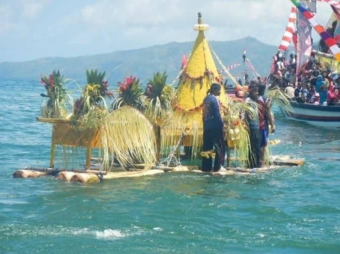 Larung Sesaji, 1. Padusan, 2. Kenduren, 3. Kebo-Keboan, 4. Larung Sesaji, 5. Selikuran, 6. Siraman, 7. Popokan, 8. Nyadran, 9. Ruwatan, 10. Tedak Siten, 11. Sekaten, 12. Wetonan