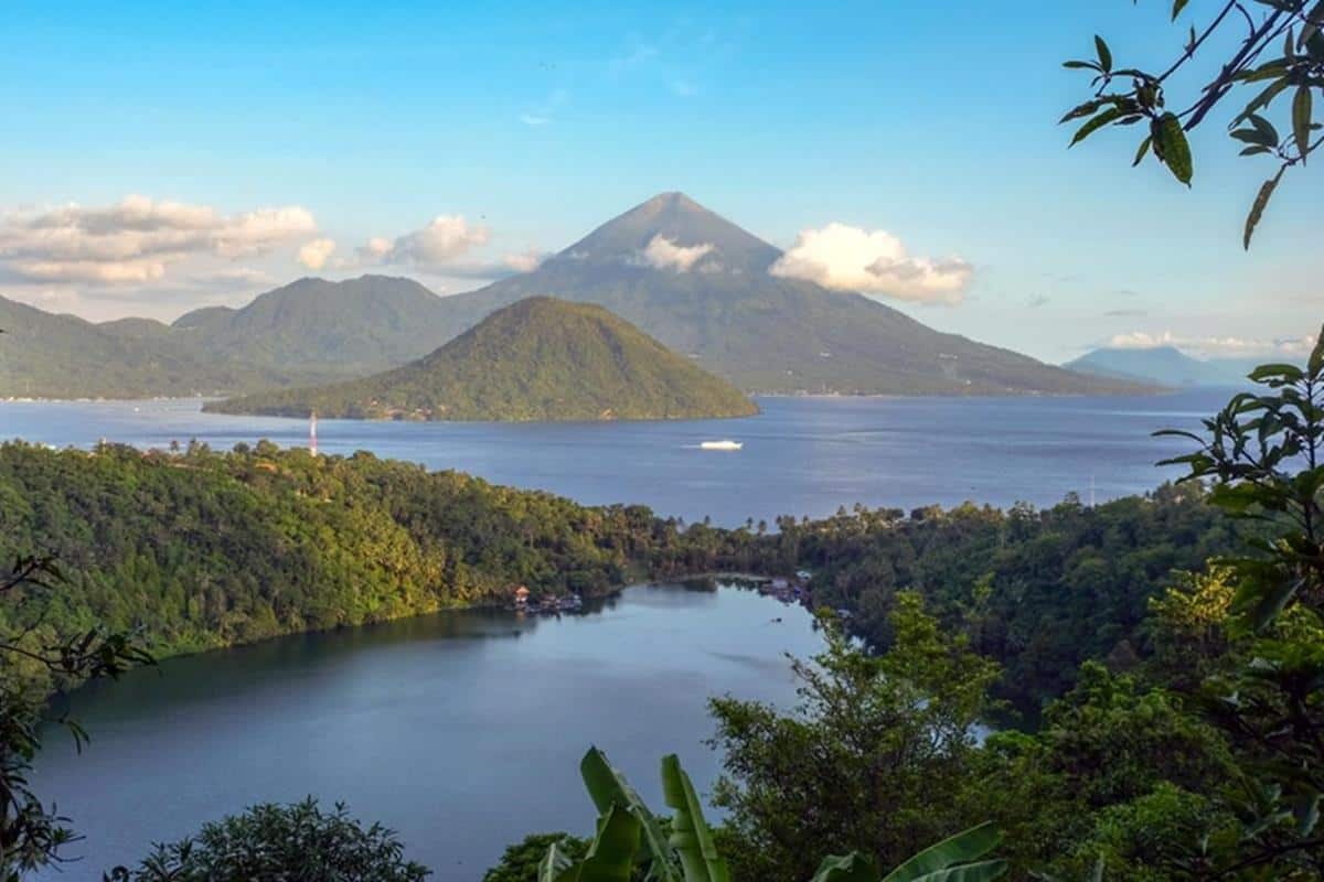 Pulau Halmahera, 1. Pulau Papua (785,753 km2), 2. Pulau Kalimantan (748,168 km2), 3. Pulau Sumatera (473.481 km2), 4. Pulau Sulawesi (180.681 km2), 5. Pulau Jawa (138.794 km2), 6. Pulau Timor (28,418 km2), 7. Pulau Halmahera (18,040 km2), 8. Pulau Seram (17,454 km2)