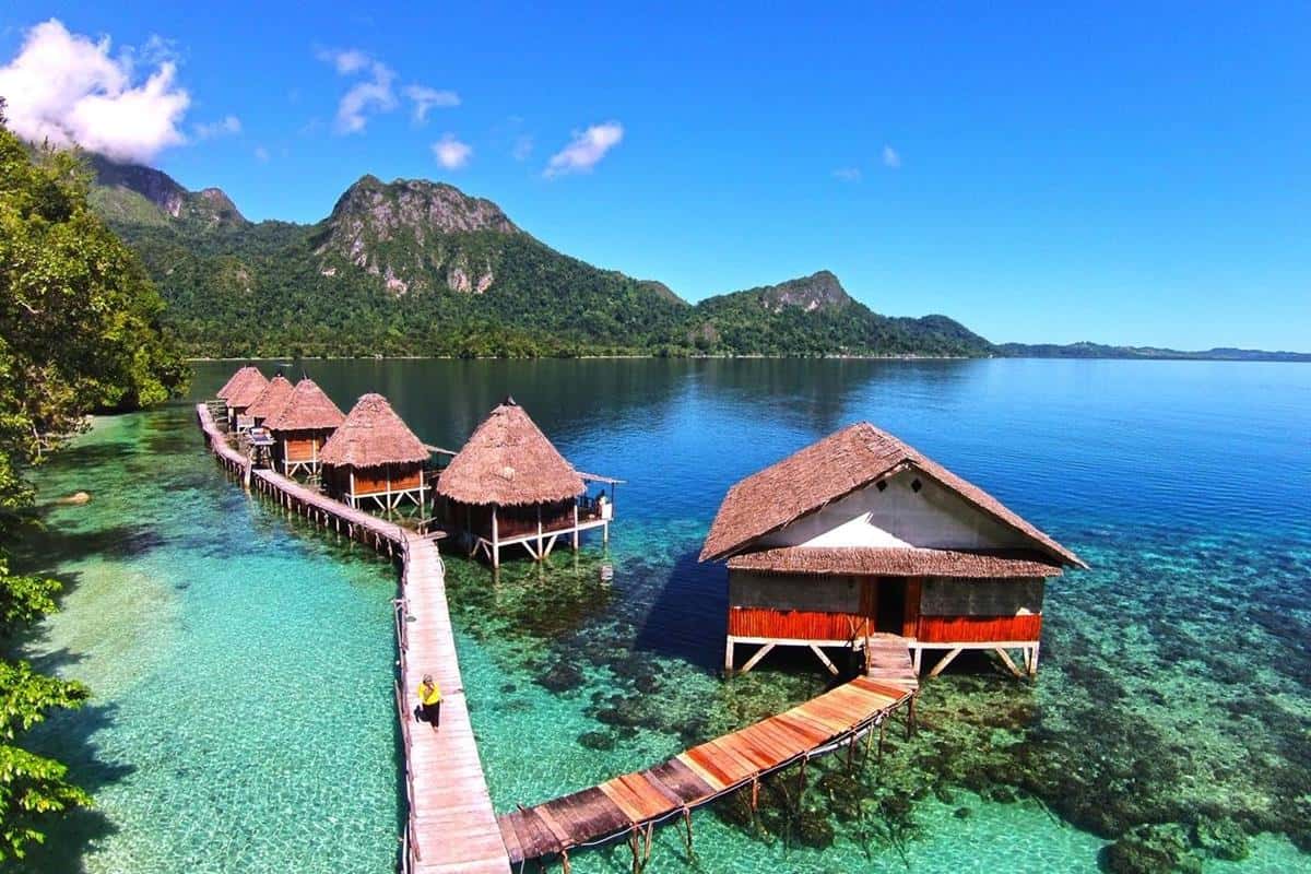 Pulau Seram, 1. Pulau Papua (785,753 km2), 2. Pulau Kalimantan (748,168 km2), 3. Pulau Sumatera (473.481 km2), 4. Pulau Sulawesi (180.681 km2), 5. Pulau Jawa (138.794 km2), 6. Pulau Timor (28,418 km2), 7. Pulau Halmahera (18,040 km2), 8. Pulau Seram (17,454 km2)