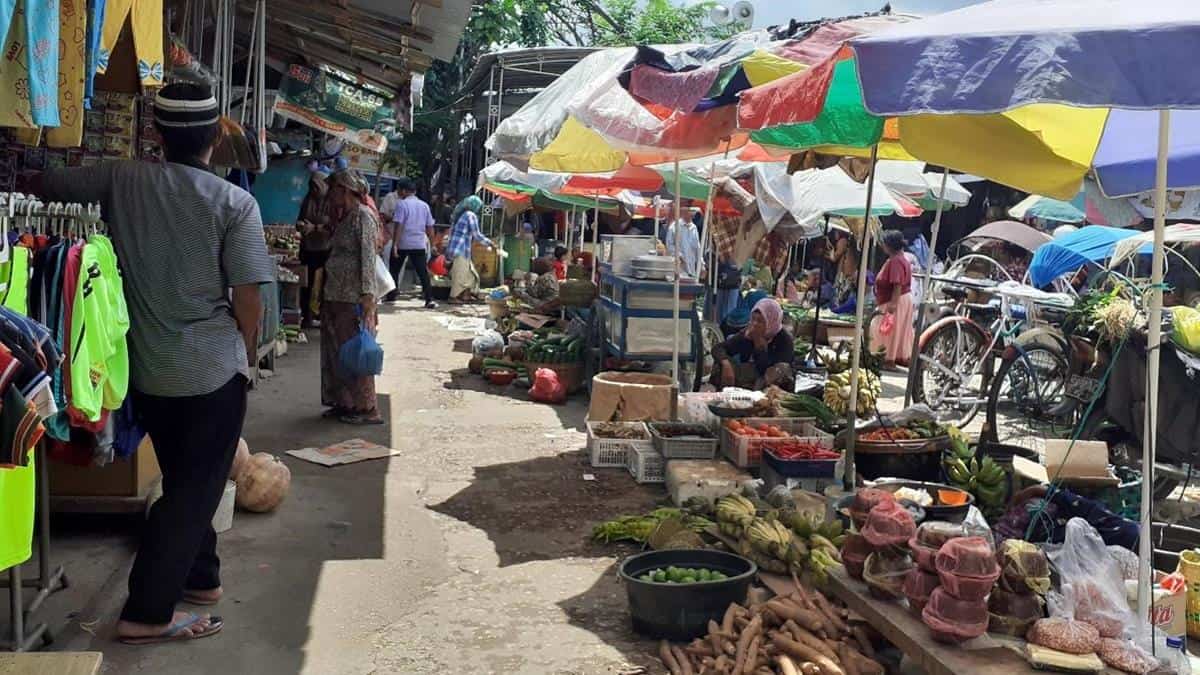 Pandai Mengambil Hati, 1. Ramah dan Sopan Santun , 2. Suka Bercanda , 3. Pribadi Religius , 4. Salah dalam Pelafalan F dan P, 5. Menjalani hidup dengan santai , 6. Menambah Kata Imbuhan , 7. Pandai Mengambil Hati , 8. Suka Botram, 9. Pengulangan Kata, 10. Suka Lalapan dan Sambal 