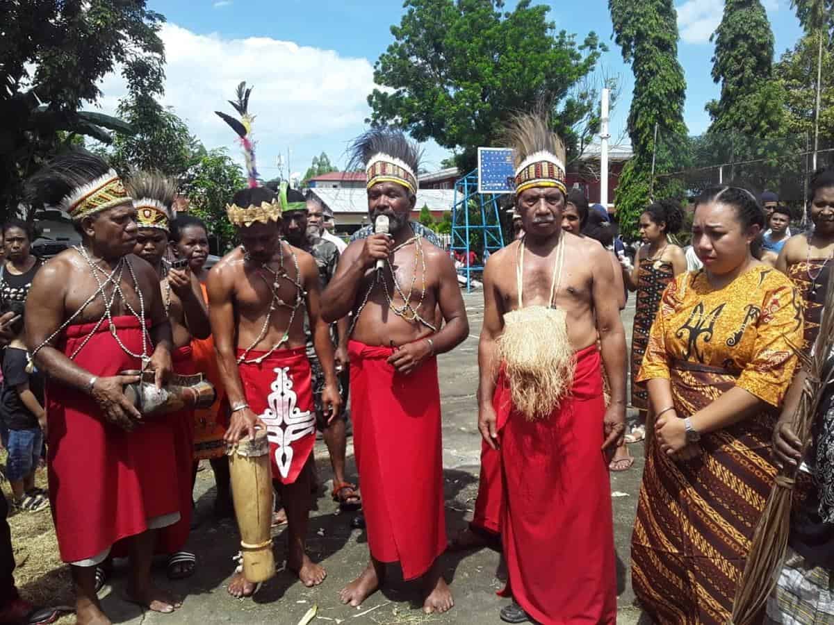 Perkawinan Suku Biak, 1. Upacara Bakar Batu, 2. Upacara Tanam Sasi, 3. Upacara Wor, 4. Tradisi Iki Palek, 5. Perkawinan Suku Biak, 6. Tradisi Nasu Palek, 7. Upacara Kematian Suku Asmat, 8. Snap Mor, 9. Upacara Kiuturu Nandauw