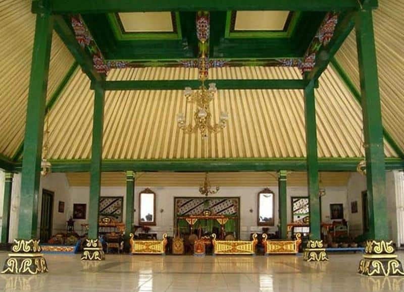 Pringgitan, 1. Rumah Joglo, 2. Rumah Using, 3. Rumah Dhurung, 4. Rumah Suku Tengger , 5. Rumah Limasan Trajumas Lawakan Jawa Timur, 6. Rumah Limasan Lambang Sari